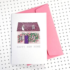 wenskaart met een illustratie van een roze huisje met de tekst happy new home