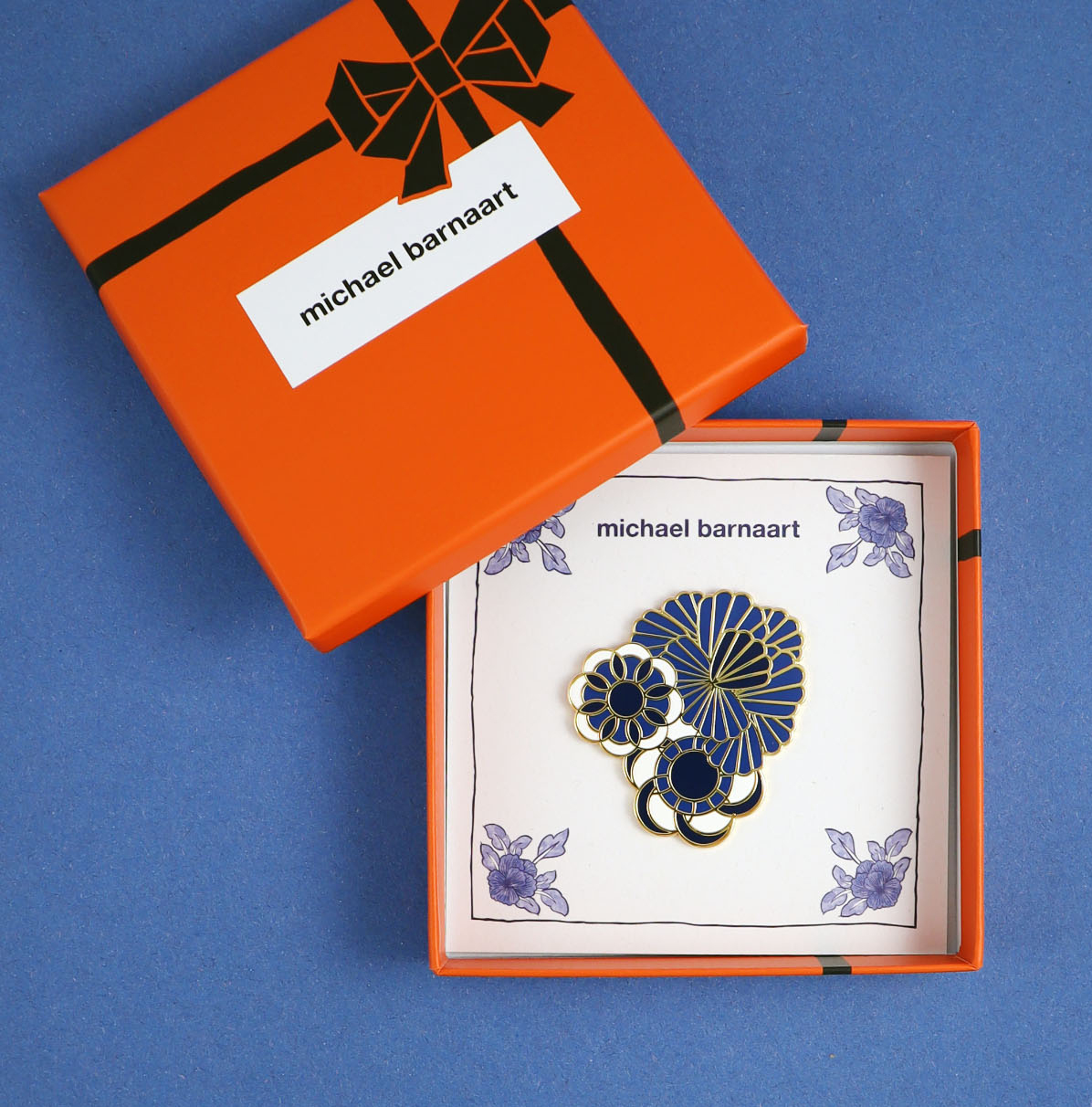 Broche in doosje Broche in de vorm van bloemen, in Delfts blauw