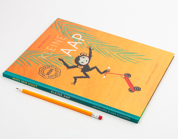 Kaft van het kinderboek kleine aap, met en aapje met een rood stepje dat door bomen slingert