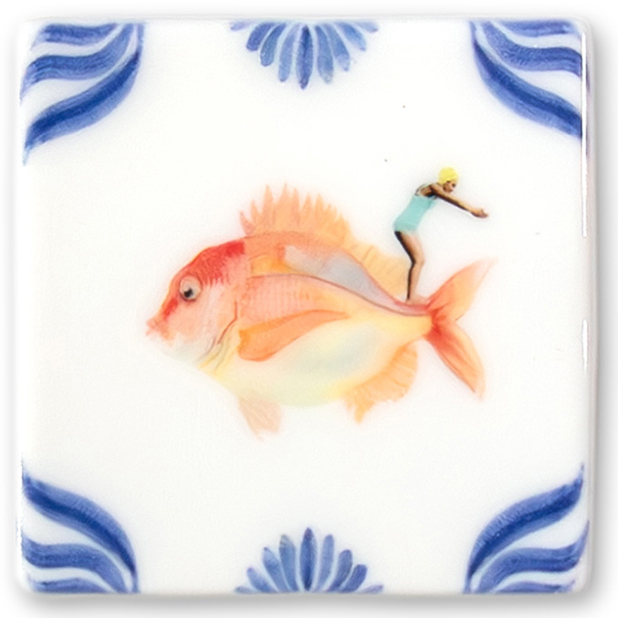 tegeltje met delfts blauwe hoekjes, en in het midden een vis met een vrouw op zijn rug, zij neemt een duik