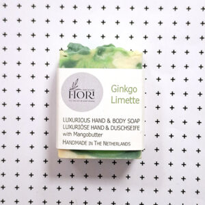 Stuk groengekleurde zeep, met wikkel van soapstudio fiori