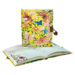 geel dagboekje met vlinders op de kaft en illustraties in het binnenwerk