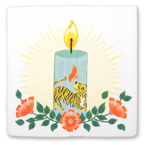 foto's van een keramieken tegel met hierop een kaars. Om de kaars heen bloemen, en op de kaars staat een tijger afgebeeld