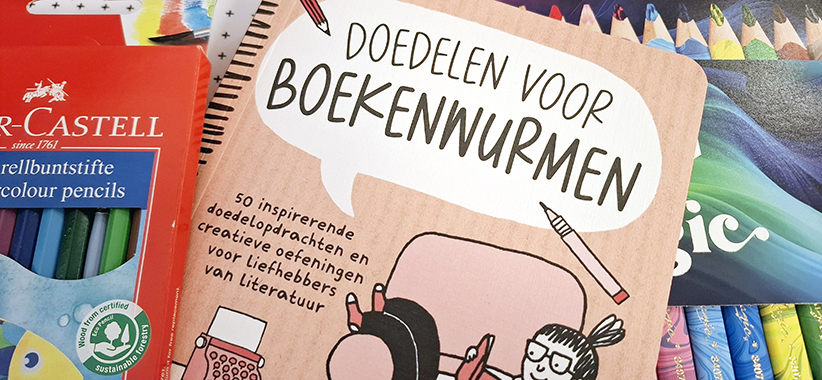 kleurpotloden en het boek doedelen voor boekenwurmen van gemma correll
