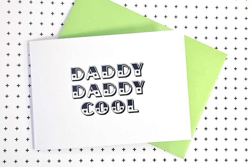 kaart vaderdag wenskaart met de tekst daddy cool. Zwarte letters op een witte achtergrond, met een groene envelop