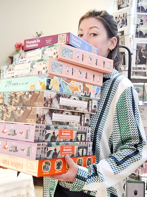foto van marieken hoefnagel, met een stapel puzzels