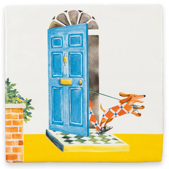 Tegeltje van Storytiles met een teckel die een blauwe deur uitloopt, om uitgelaten te worden