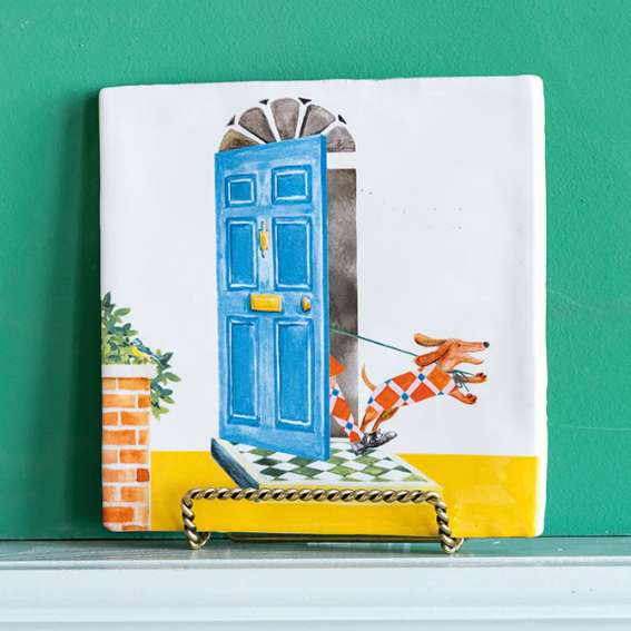 storytiles tegeltje met een teckel en een blauwe deur