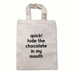 Linnen boodschappen tasje met in zwarte, vette letters de opdruk quick hide the chocolate in my mouth