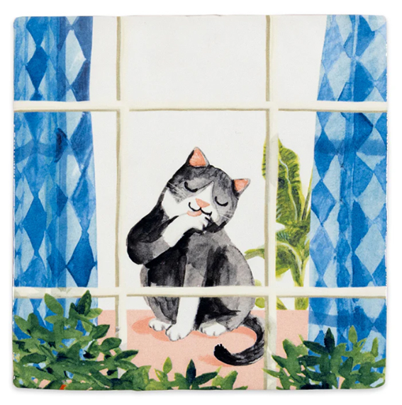 tegeltje met een kat in een vensterbank die zich zit te wassen