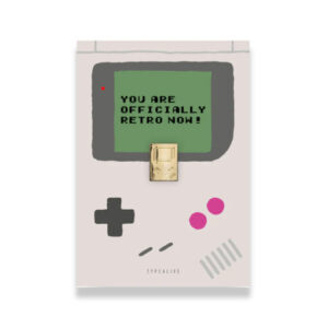 Goudkleurige brochepin, in de vorm van een gameboy