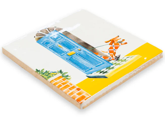 tegeltje van storytiles met een teckel en een blauwe deur