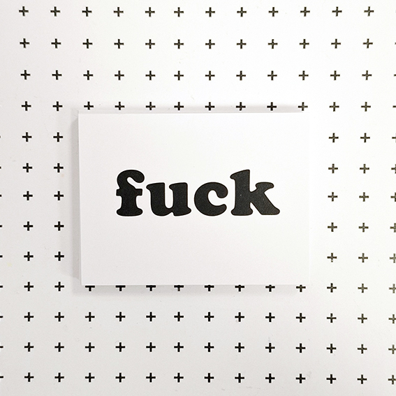 Fucks to give. Kleine kaartjes met hierop het woord fuck, om weg te geven. In een zakje